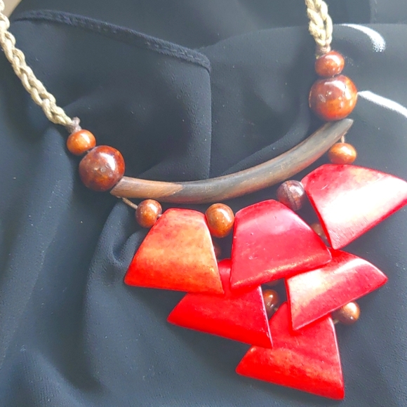 Bold wooden necklace. - Picture 5 of 5